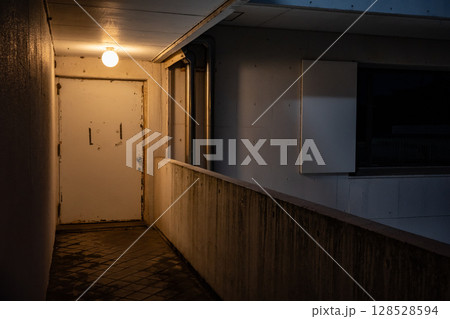 夜の白い建物の出入口付近 夜の白い建物の出入口付近 128528594