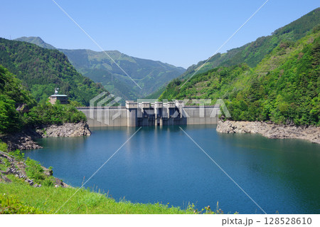 愛媛県四国中央市　せいの展望広場から富郷ダムを望む 128528610