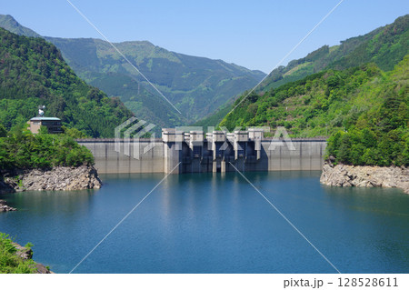 愛媛県四国中央市 せいの展望広場から富郷ダムを望む 愛媛県四国中央市 せいの展望広場から富郷ダムを望む 128528611