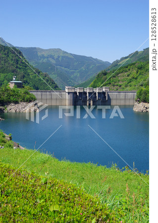 愛媛県四国中央市　せいの展望広場から富郷ダムを望む 128528613