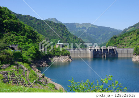 愛媛県四国中央市 せいの展望広場から富郷ダムを望む 愛媛県四国中央市 せいの展望広場から富郷ダムを望む 128528618