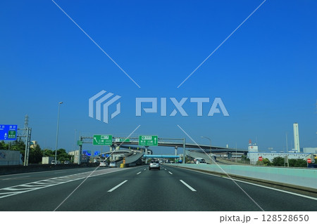 首都高速を跨ぐ高速道路 128528650