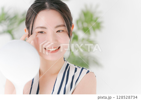 鏡を見る若い女性 128528734