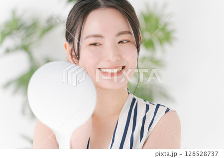 鏡を見る若い女性 鏡を見る若い女性 128528737