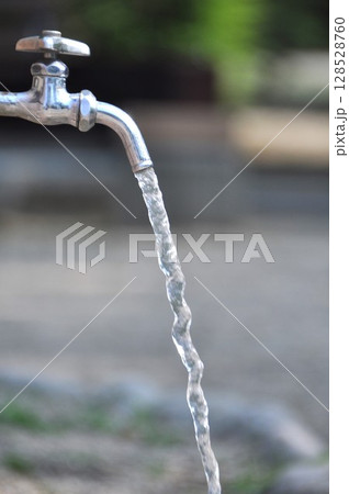 水道の蛇口と節水 水道の蛇口と節水 128528760