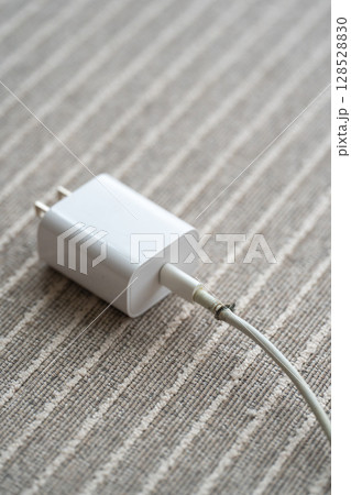 部屋に断線した電気コード 128528830