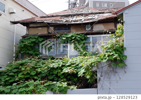 放置された空き家 128529123