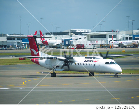 シドニー空港を出発するカンタスリンクDHC-8 128529170