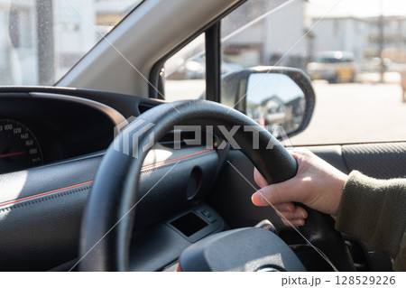 ハンドルを握る 128529226