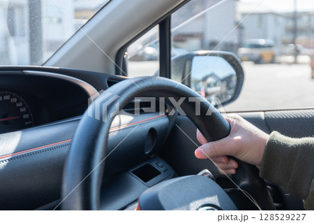 ハンドルを握る 128529227