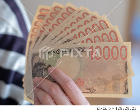 お金を持っている人 お金を持っている人 128529323