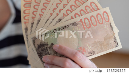 お金を持っている人 お金を持っている人 128529325