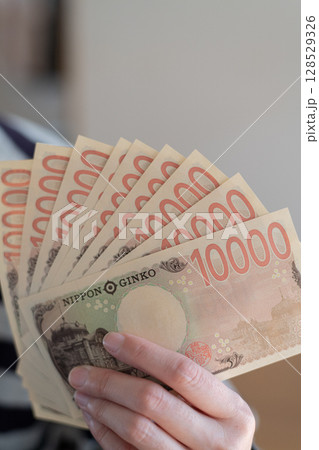 お金を持っている人 128529326