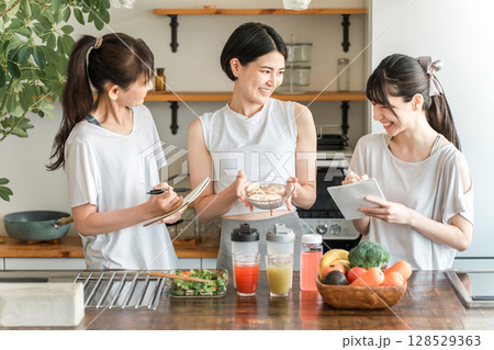料理教室で筋肉にいい鶏肉料理を教えるアスリートの女性,アスリートフードマイマイスター 料理教室で筋肉にいい鶏肉料理を教えるアスリートの女性,アスリートフードマイマイスター 128529363