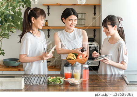 料理教室で野菜,緑黄色野菜,アボカドの栄養素を説明するアスリートフードマイスター 料理教室で野菜,緑黄色野菜,アボカドの栄養素を説明するアスリートフードマイスター 128529368