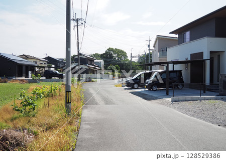 新しい家々と田んぼのある風景 128529386