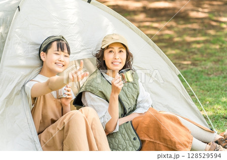 公園・キャンプ場でデイキャンプする親子・母親・娘 128529594