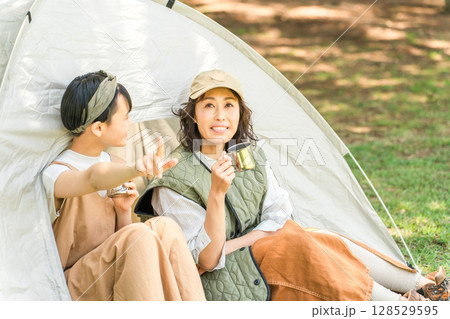 公園・キャンプ場でデイキャンプする親子・母親・娘 公園・キャンプ場でデイキャンプする親子・母親・娘 128529595