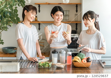 必須アミノ酸,BCAA,EAA,とグリーンスムージーを持つアスリートフードマイスターの女性 128529637