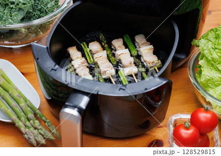 エアフライヤーで調理中の豚バラ串 128529815