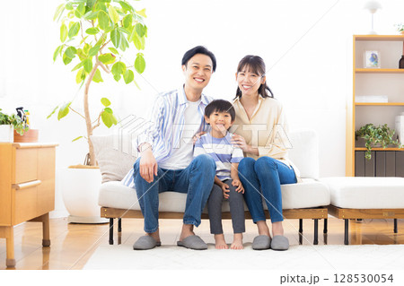 ファミリー　ソファーに座るファミリーのポートレート 128530054