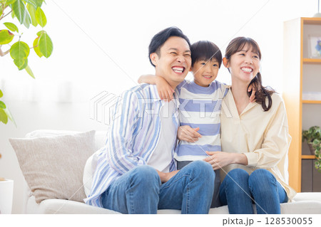 ファミリー　ソファーに座るファミリーのポートレート 128530055