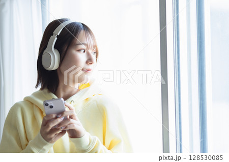 音楽を聴く女性 128530085