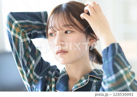 パジャマを着た女性 128530091