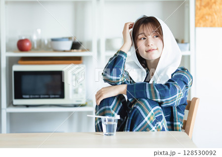 部屋着の女性 部屋着の女性 128530092
