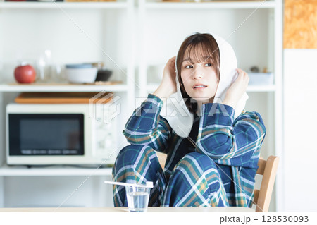 部屋でくつろぐ女性 128530093