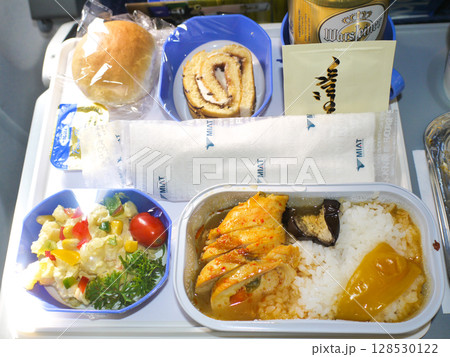 MIATモンゴル航空　ウランバートル～成田間の機内食 128530122