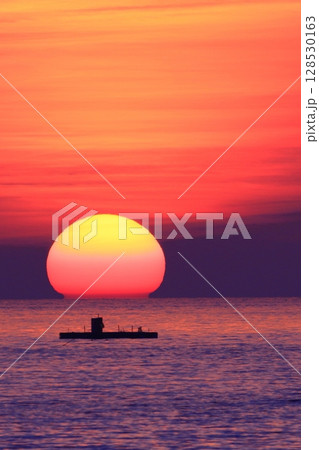 福間海岸に沈む夕日 128530163