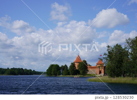 湖に浮かぶラカイ城 湖に浮かぶラカイ城 128530230