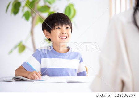 勉強する男の子 128530277