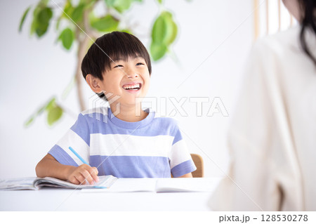 勉強する男の子 128530278