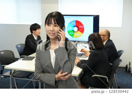 会議する女性 会議する女性 128530442