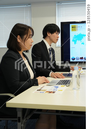 会議で打ち合わせをするビジネスパーソン 128530459