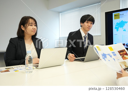 会議で打ち合わせをするビジネスパーソン 128530460
