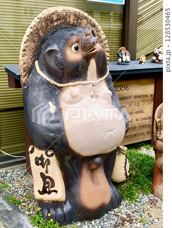 タヌキの置物 128530465