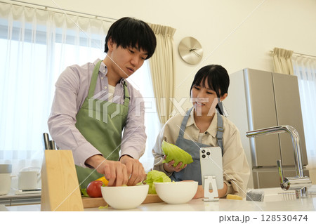 キッチンに立つ夫婦 128530474