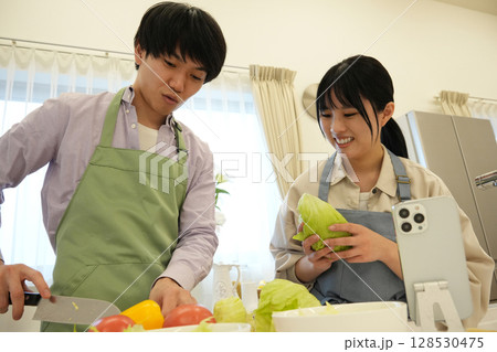 キッチンに立つ夫婦 キッチンに立つ夫婦 128530475