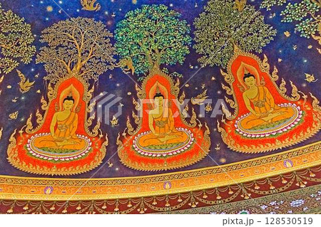 タイ国 ワット パークナムパーシーチャルーン 128530519