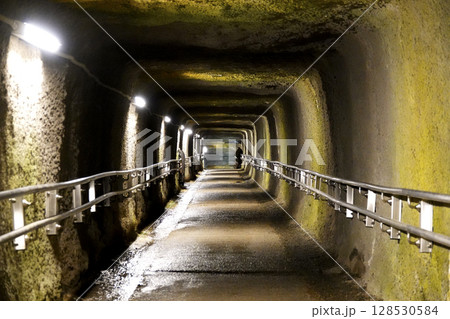 石見銀山 龍源寺間歩出口付近の整備されたまっすぐな坑道内部 128530584