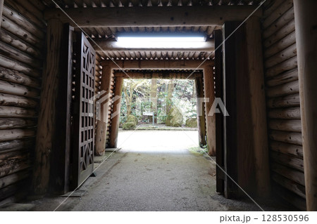石見銀山 龍源寺間歩出口付近の整備 補強されている扉 石見銀山 龍源寺間歩出口付近の整備 補強されている扉 128530596