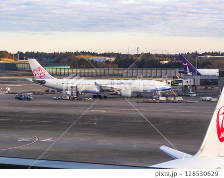 成田空港に到着した中華航空A330 128530629