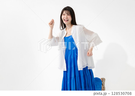 喜ぶ女性 喜ぶ女性 128530708