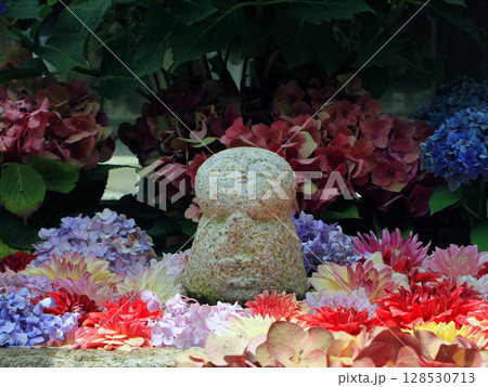岡寺のお地蔵様と紫陽花 128530713