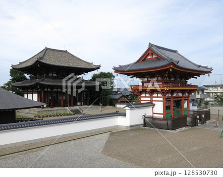 奈良市の喜光寺（南大門・本堂） 128530730