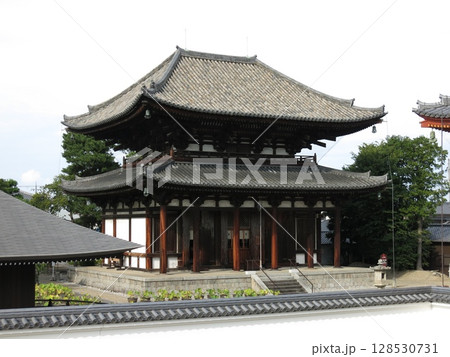 奈良市の喜光寺（本堂） 128530731