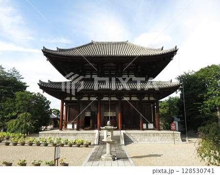 奈良市の喜光寺(本堂) 奈良市の喜光寺(本堂) 128530741